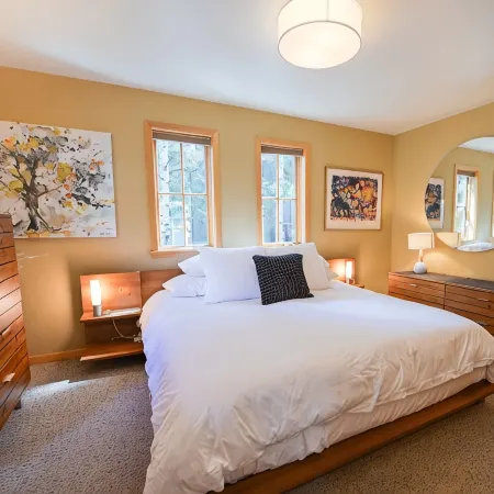 Coal Creek In-town Retreat! 3BR/3 Full BAs - SLPS 8 - 2 blocks to Elk Ave!