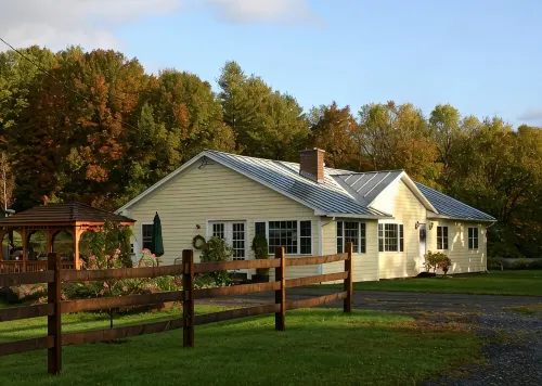 Falcon House: VT Modern Chalet w/Sauna on 25 Acres - Hike - Bike to Village - Chalets