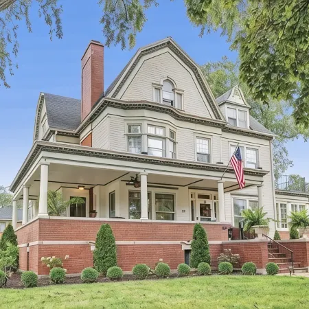 Grand Suite in B&B Historical 1896 Georgian Revival Manor in Green Bay