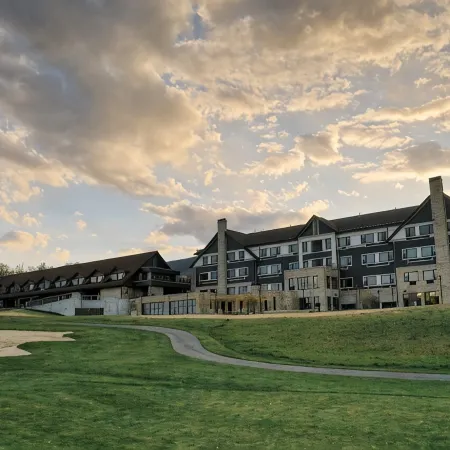 Relaxing & Rejuvenating Retreat w/Hot tub, Pool, Sauna, & Games for family+pets