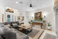 Aura Palms - Elegant 5Br Retreat with Pool & Hot Tub - 4-Star