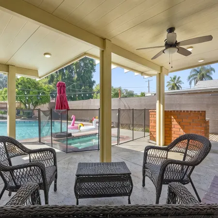 Pool - Game Room - FirePit - Free Parking - Sleeps 11