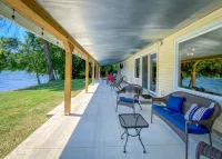 Ultimate Riverfront Stay Huge Dock + Prime Fishing Access - 4-stjärniga