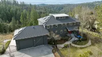 Breathtaking Sierra Foothills Sunset Views w/Hot Tub, Volleyball, and EV Charger - 4-نجوم