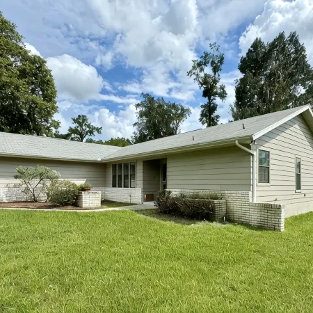 Newly remodeled 3 BR house, 5 min from WEC and by golf course. Dogs allowed