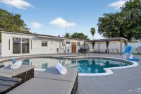 Hollywood Private Pool | Giant Chess | Golf Games - مسبح خاص