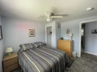 1st Fl of duplex. Sunsets over the bay, walk to beach. Great family getaway. - Familievenlig