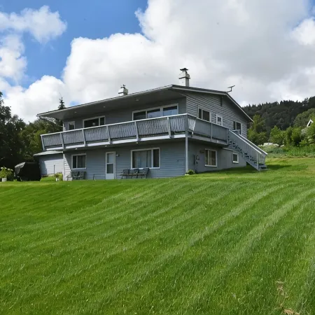 HomerHouse907 Family Friendly-5BR, 3BA, close to town. Huge yard, great stay!