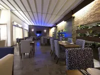 The J Hotel & Spa - ที่มีสปา