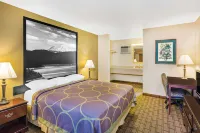 Super 8 by Wyndham Corning Hotel dekat Rolling Hills Casino