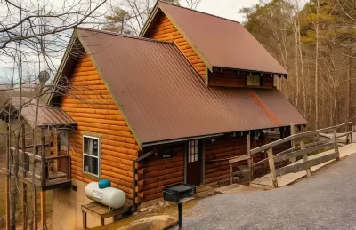 Pop's Perch 2 Bedroom Cabin by Redawning
