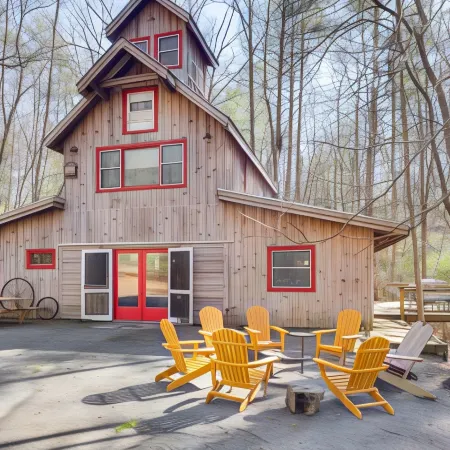 Jasper '7 Timbers' Cabin on 10 Acres w/ a Creek!