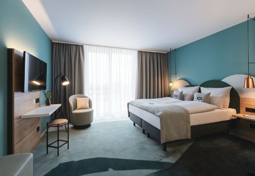 4. 홀리데이 인 –..