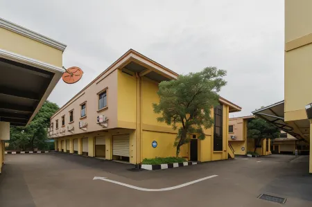 RedDoorz Plus near Dunia Fantasi Ancol