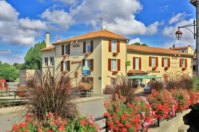 Logis Hôtel le Cheval Blanc et Clovis Hôtels à : Vouillé
