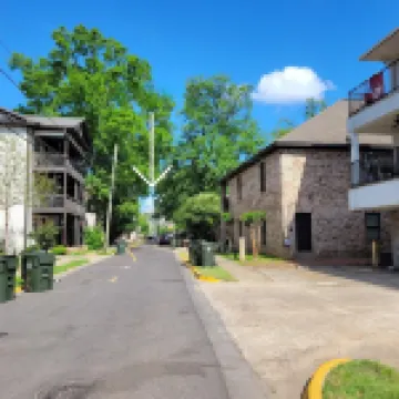 Walk to Stadium/Strip/Downtown! 2 bd/2 bath, Off-street parking!