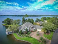 Lake Balboa Executive Home, Lakeview Every Room. Private Peninsula