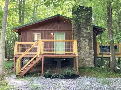Creekside Couple's Retreat at Cool Waters Hotels near Our Place Books, Coffees, Unique Gifts