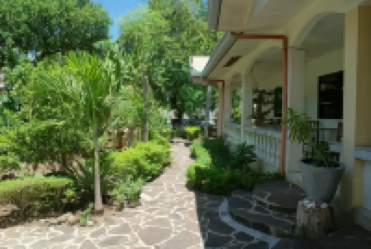 Lapu-Lapu Cottages & Restaurant