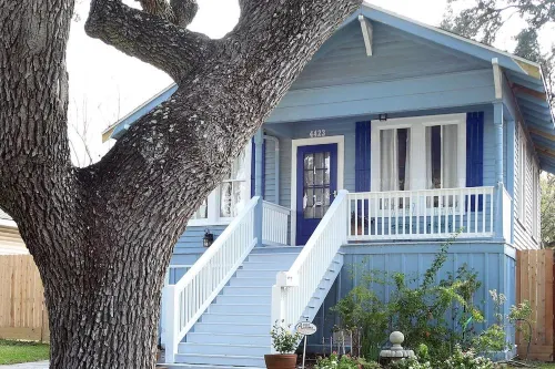 Cozy Coastal Cottage 5 minutes from the Seawall. Fenced yard with chicken coop