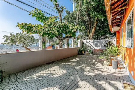 Aptos e Studios de Frente Para a Lagoa da Conceição Sdr Отели рядом с достопримечательностью «CentroSul - Centro de Convencoes de Florianopolis»