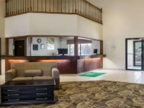 Quality Suites Near West Acres Hotels in Fargo