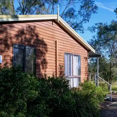 Cabins on Halls Hotel Exterior