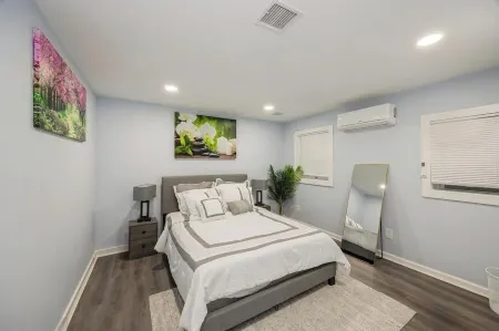 Cozy 2-bedroom apartment in wonderful Yonkers close to NYC Отели рядом с достопримечательностью «Антермайер Гарденс Консерванси»