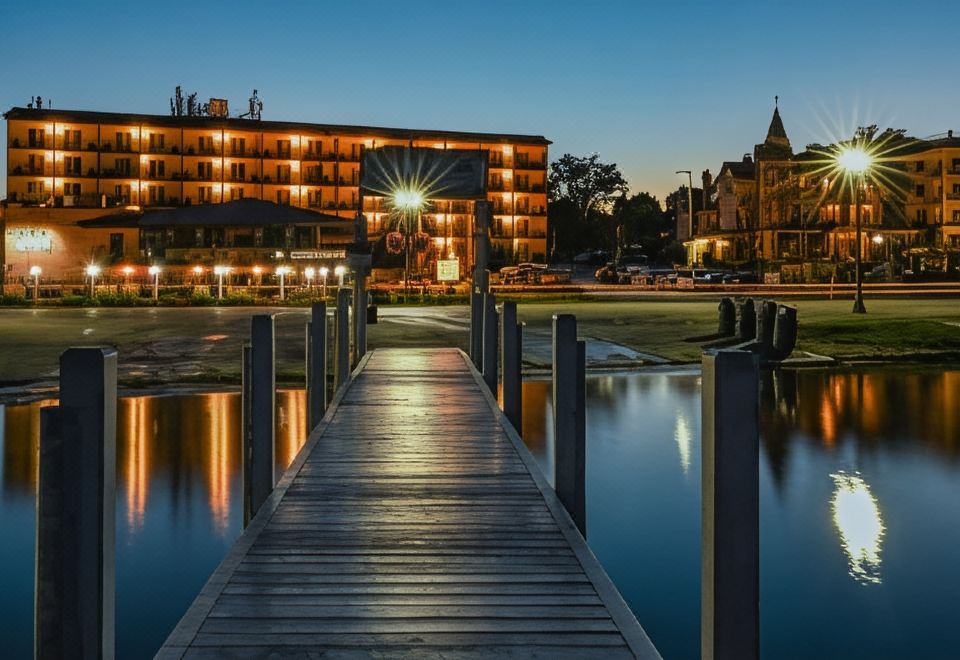 Harbor Shores on Lake Geneva - Housity