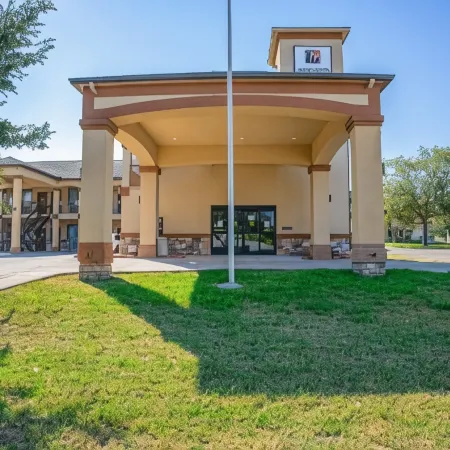 Moulton Inn &  Suites by OYO Near Shiner TX