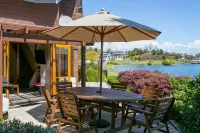 Cascades Lakefront Motel