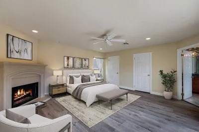 Private luxury retreat home. Located Near Shopping & the Beach Hotels near Warner Center Park