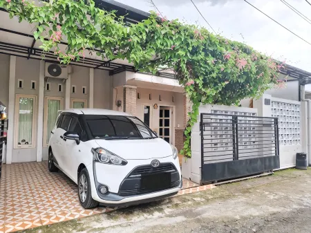 Villa Daveya Отели рядом с достопримечательностью «Monumen Panglima Besar Jenderal Soedirman»