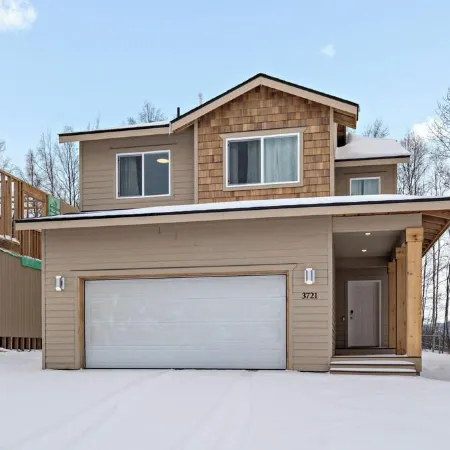 Le: 4-Bedroom 3Full Bathroom House in Gorgeous Anchorage Neighborhood with AC