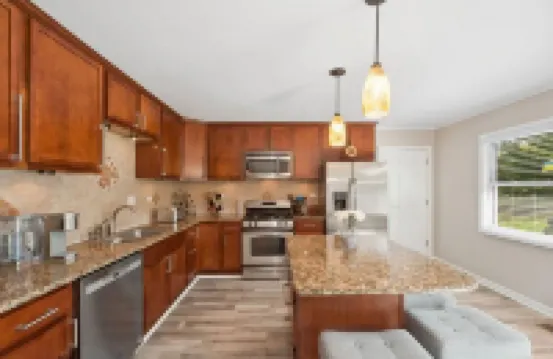 Single Family home in Schaumburg, IL 3 bed/ 2 full baths/ fully fenced backyard Hotels in Elk Grove Village