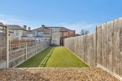 3BR, 2 bath, driveway, garden Hotels near Goldcliff