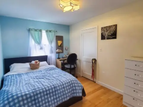 5 Star Room/Close to Town Center and Everything/5 Min Walk Metro