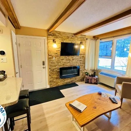 Rustic Mountainside Chalet Отели рядом с достопримечательностью «Горнолыжный курорт Блу-Маунтин»
