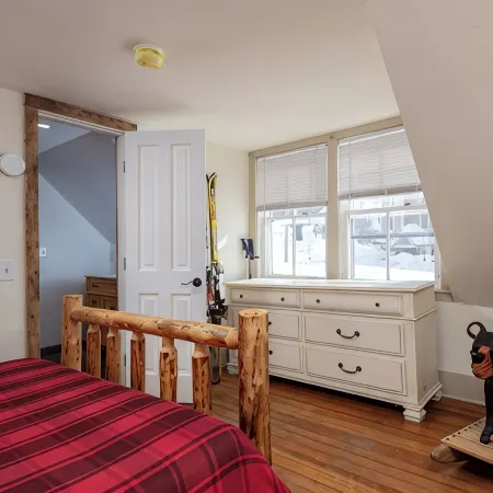 Historic 1843 Belmont Home, Near Okemo & Vast, Sleeps 10+, Gigabit WiFi