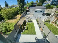 Luxury 3-Bedroom Home Modern Retreat in Vancouver - New