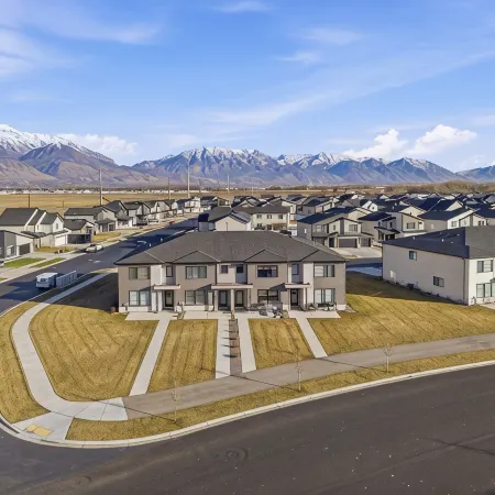 Luxury Townhome! Mountain Views! Family Amenities! Seasonal Pool & Pickleball!