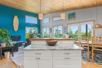 Panoramic Rainforest & Ocean Views, Fire Pit & EV Plug in Ucluelet