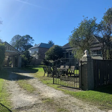 Close to town in walking distance to cafes, restaurants and Lake Alexandra