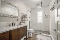 NEW 1st Floor Victorian Flat in Downtown Kalamazoo