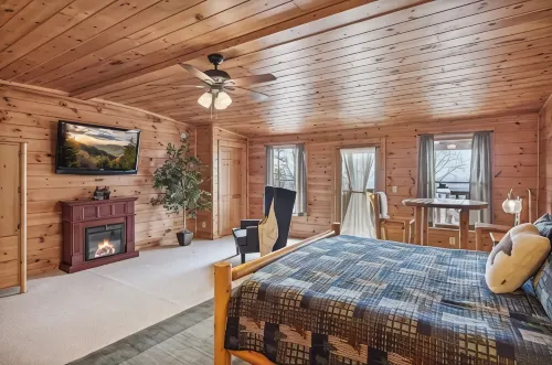 Mountain views, HUGE theater room, hot tub, game room!! - Mountain view