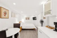 Private newly renovated  1 bed 2 baths suite in central location - 방갈로