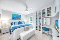 Stylish Beach Home Near Boca with Pool, Golf Cart, Bikes - 4-Sterne