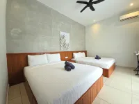 Cozy Home/Pool Cinema/Karaoke Jonker 1.2 km 20+8pax