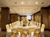 Diva Hotel Hotels near Hoora