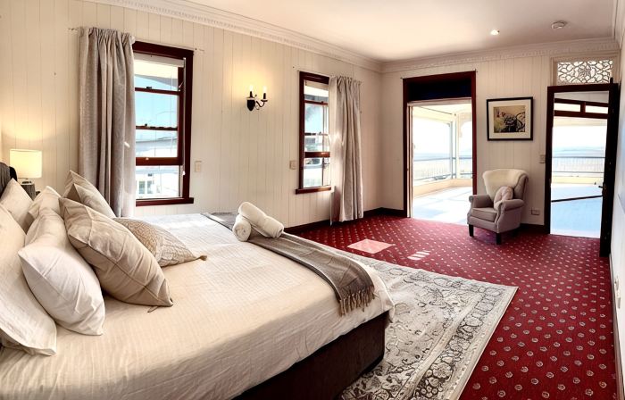 Spectacular bay Island Views in Manly Close to Lots Cafe Restaurants Market IGA